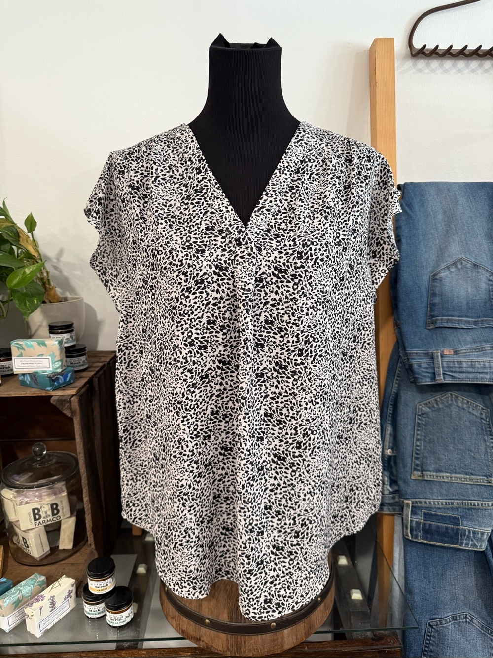 CHAUS Short Sleeve White/Black Cheetah Print V-Neck Blouse (LG)